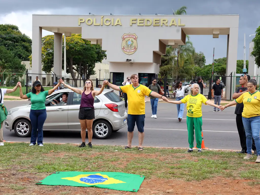 Decisão de Alexandre de Moraes manda Bolsonaro cumprir pena em regime fechado